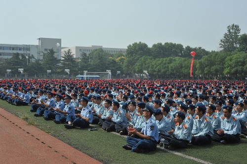 我校举行2012年新生开学典礼暨军训动员大会